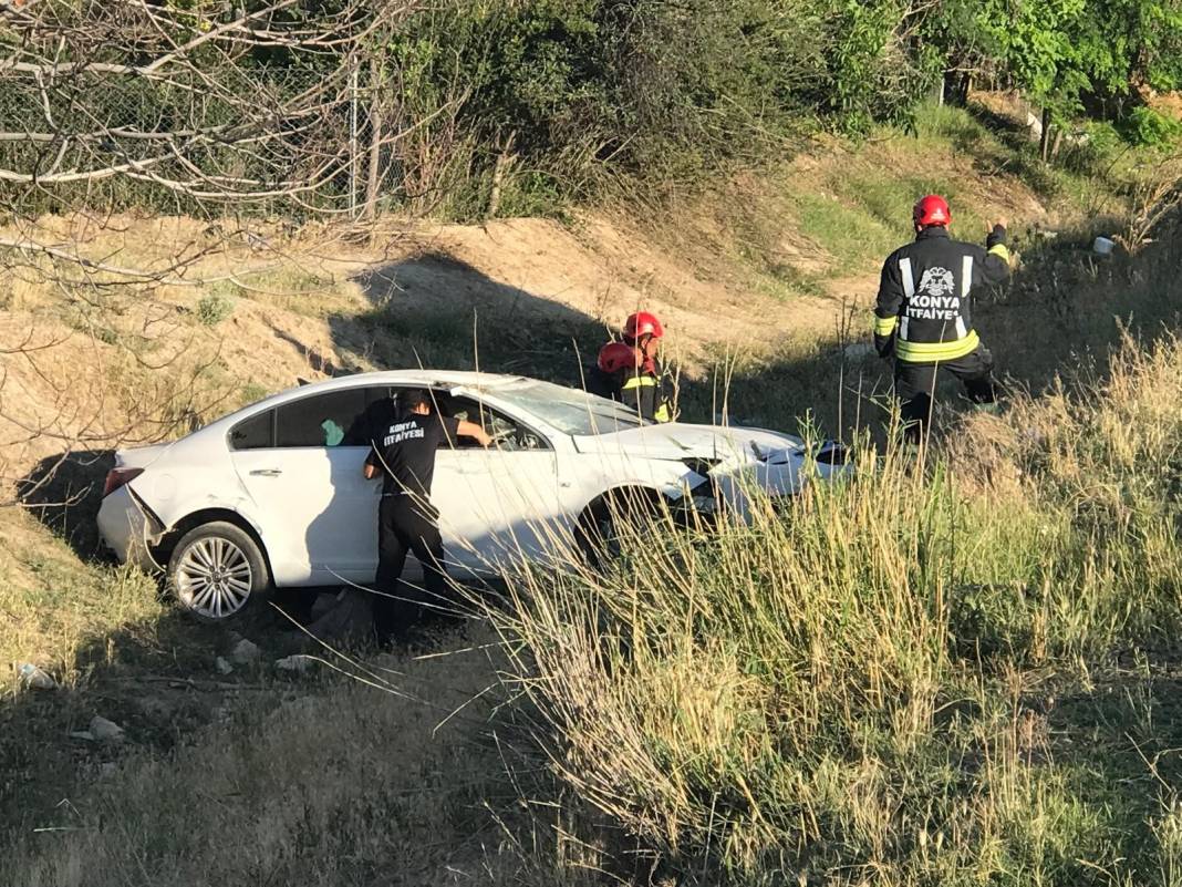 Konya'da refüje çarpan otomobil şarampole yuvarlandı! 1'i bebek 3 yaralı 5